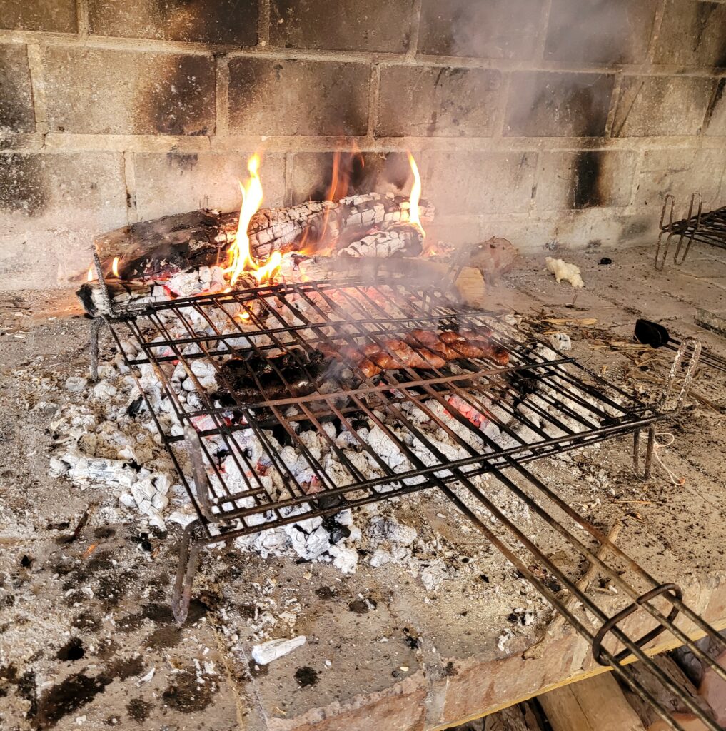 Zona de Barbacoa, una de las instalaciones de la Hípica Rueda, escuela ecuestre de Náquera (Valencia)