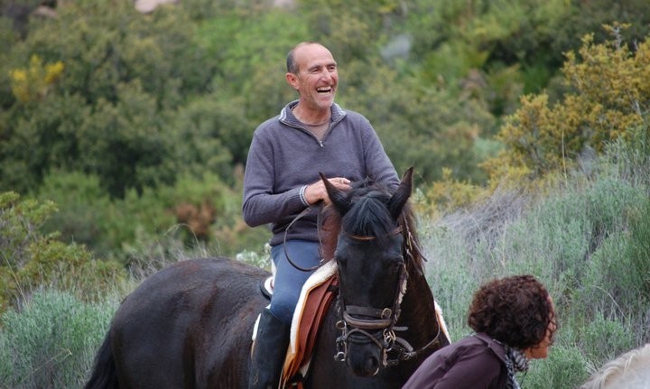 Paco Arnal monta a caballo en un paseos a caballo por la Sierra Calderona con la Hípica Rueda de Náquera (Valencia)